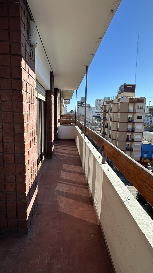 Departamento 3 Ambientes a la Calle con Balcon 