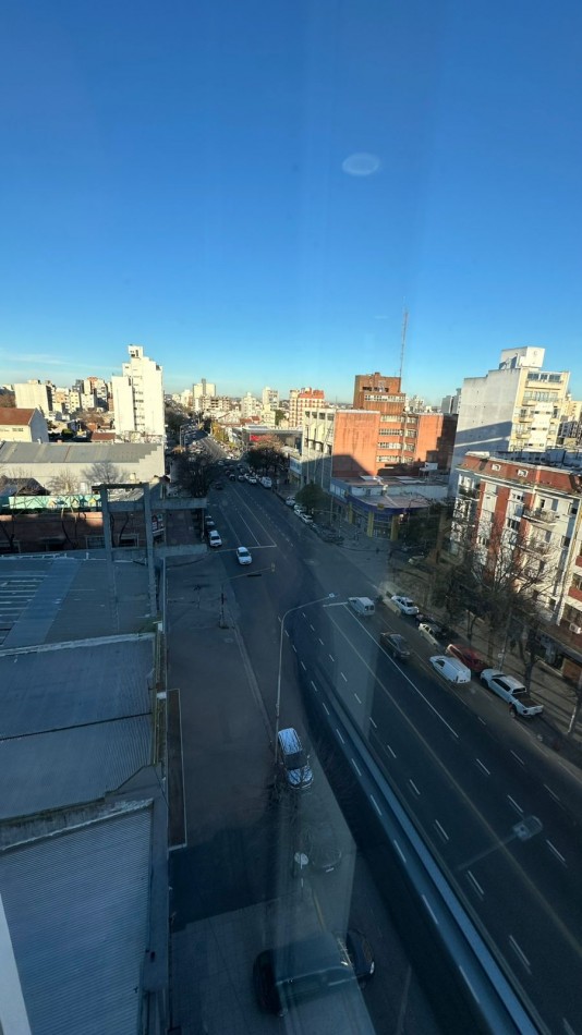 Semipiso de Oficina a la calle sobre Av. Independencia - Macrocentro