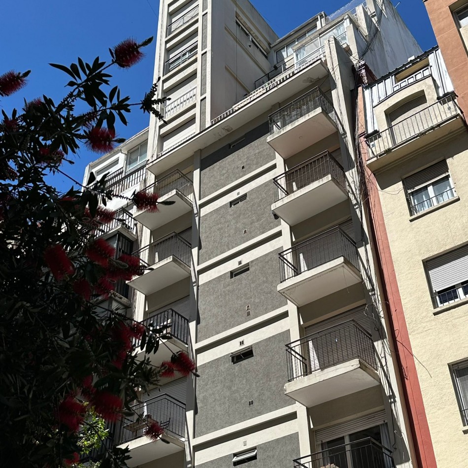 Departamento 1 Ambiente a la Calle con Balcon