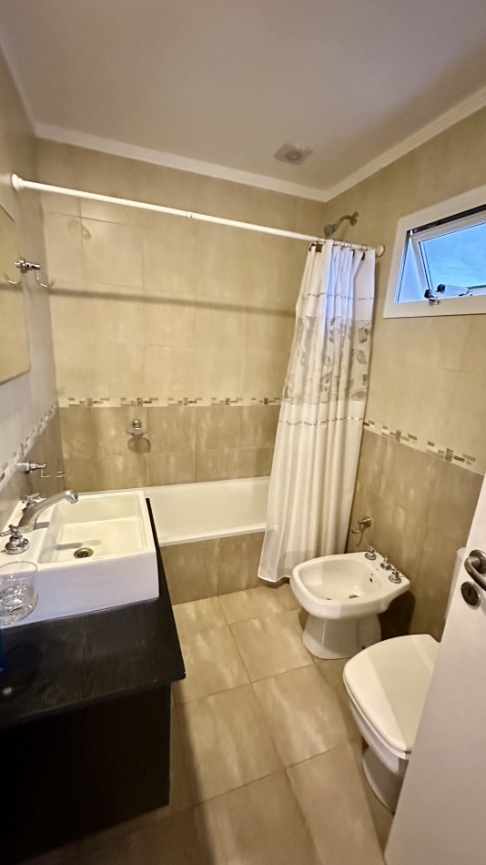 Chalet 6 Ambientes con Parque y Pileta