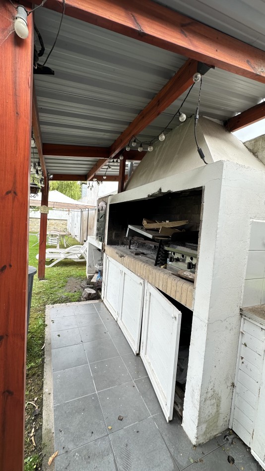 Chalet 6 Ambientes con Parque y Pileta