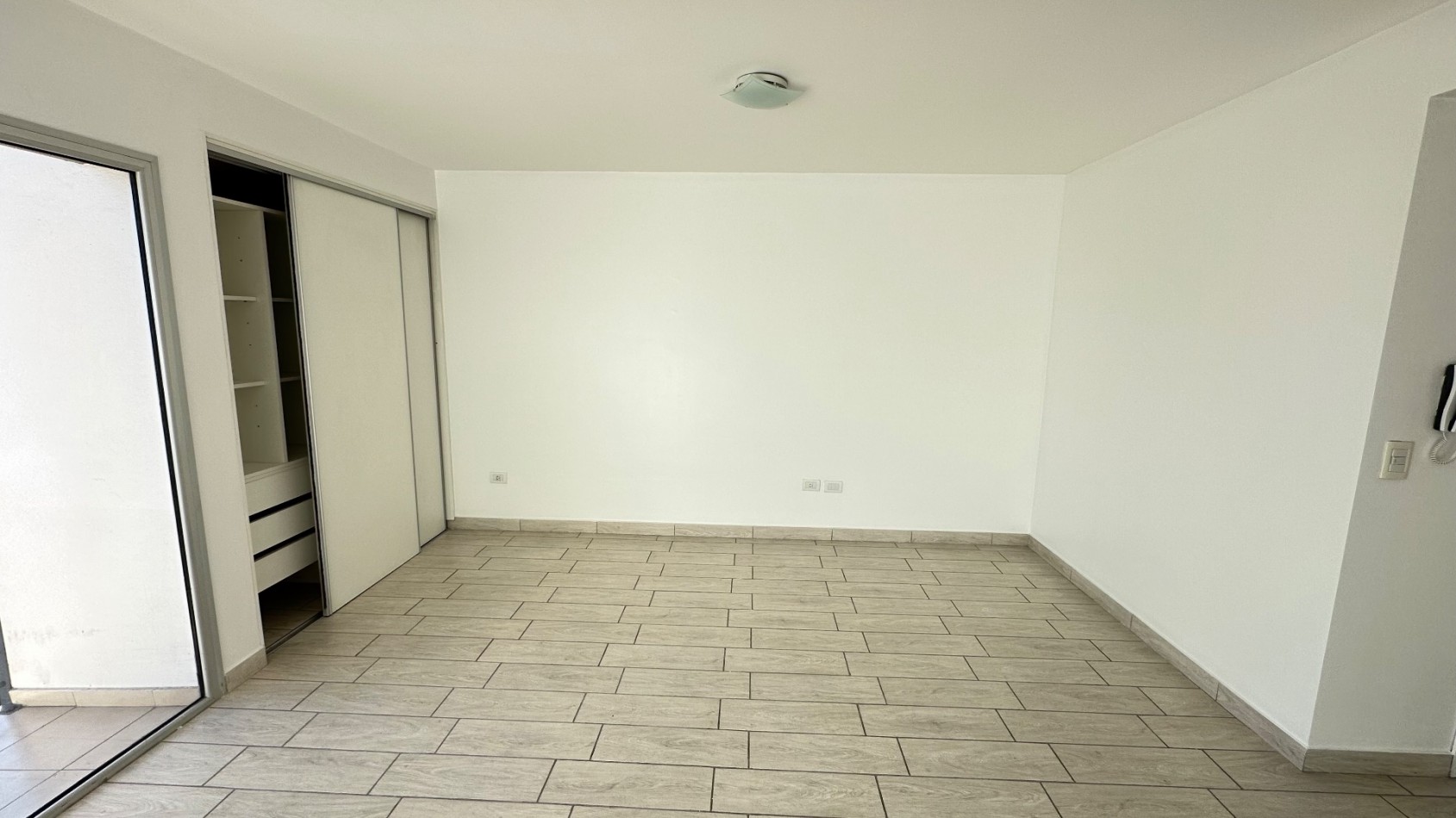 Departamento 1 Ambiente Divisible con Cochera en Alquiler