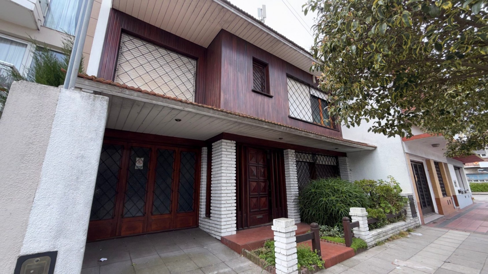 Chalet 5 Ambientes con Garage, Quincho y Parque en barrio Chauvin