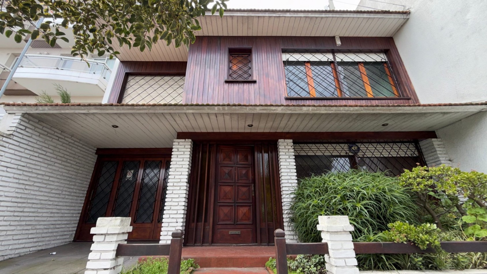 Chalet 5 Ambientes con Garage, Quincho y Parque en barrio Chauvin