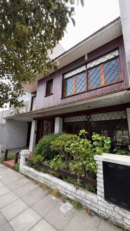 Chalet 5 Ambientes con Garage, Quincho y Parque en barrio Chauvin