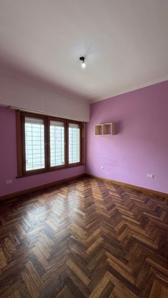 Chalet 5 Ambientes con Garage, Quincho y Parque en barrio Chauvin