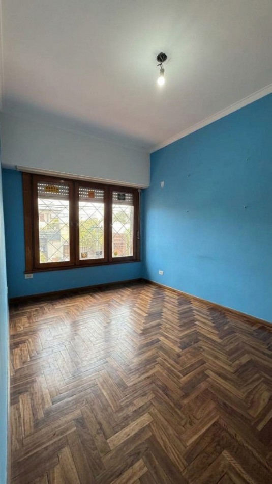 Chalet 5 Ambientes con Garage, Quincho y Parque en barrio Chauvin