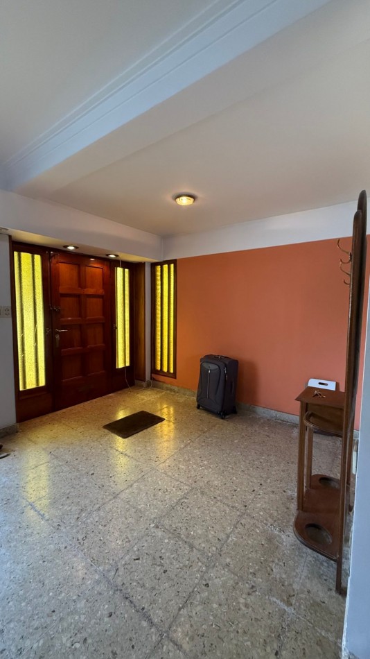 Chalet 5 Ambientes con Garage, Quincho y Parque en barrio Chauvin