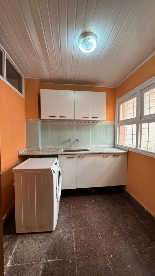 Chalet 5 Ambientes con Garage, Quincho y Parque en barrio Chauvin