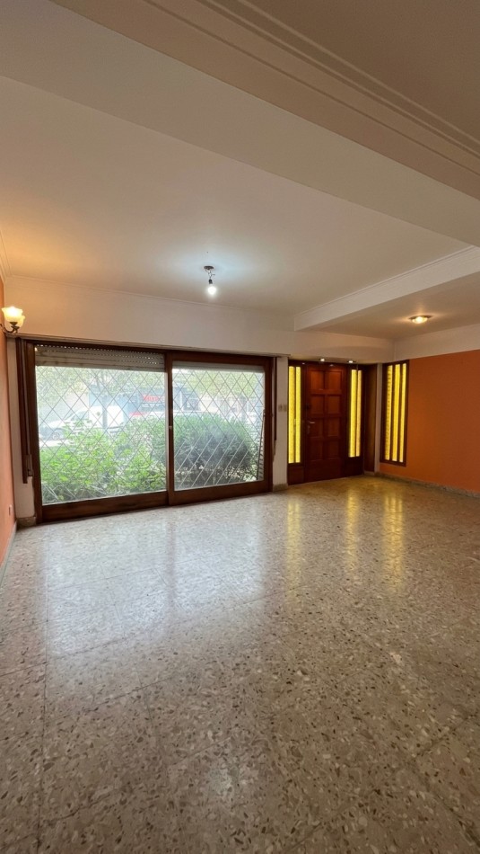 Chalet 5 Ambientes con Garage, Quincho y Parque en barrio Chauvin