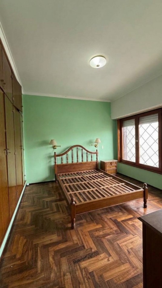 Chalet 5 Ambientes con Garage, Quincho y Parque en barrio Chauvin
