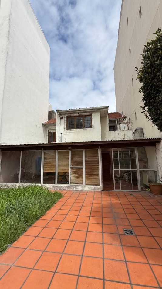 Chalet 5 Ambientes con Garage, Quincho y Parque en barrio Chauvin