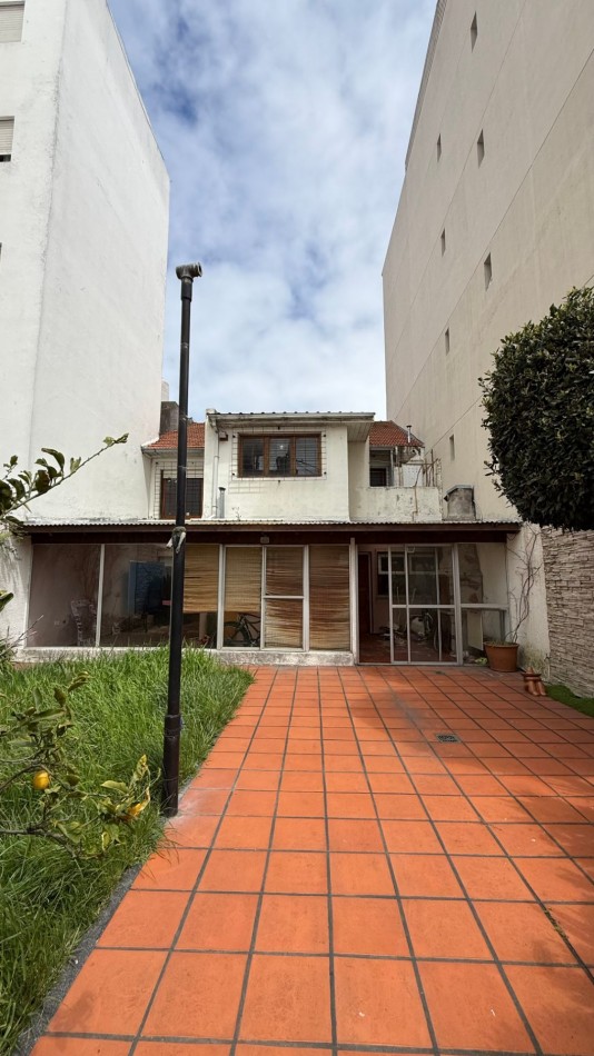 Chalet 5 Ambientes con Garage, Quincho y Parque en barrio Chauvin