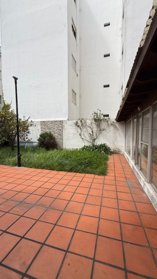 Chalet 5 Ambientes con Garage, Quincho y Parque en barrio Chauvin