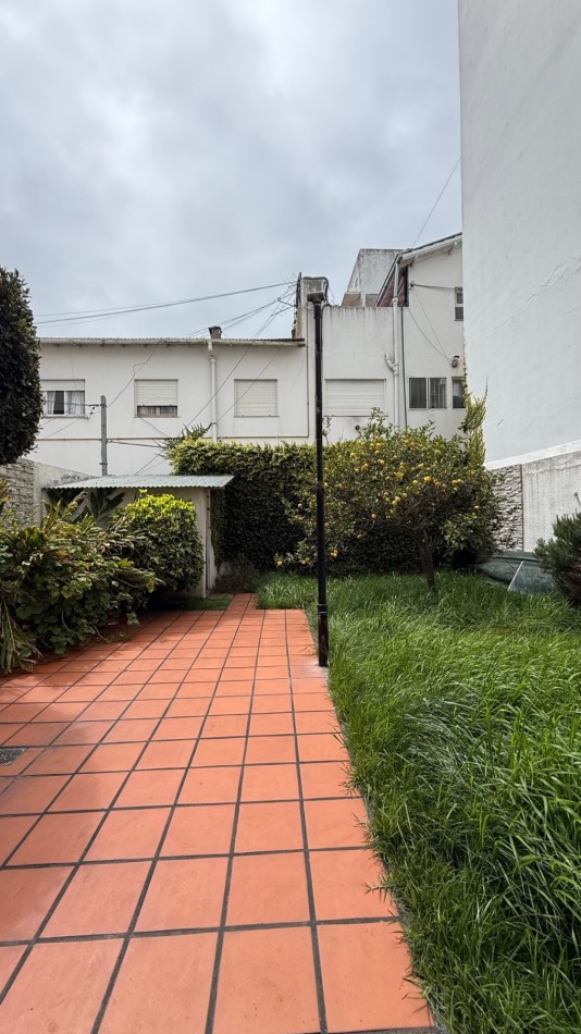 Chalet 5 Ambientes con Garage, Quincho y Parque en barrio Chauvin