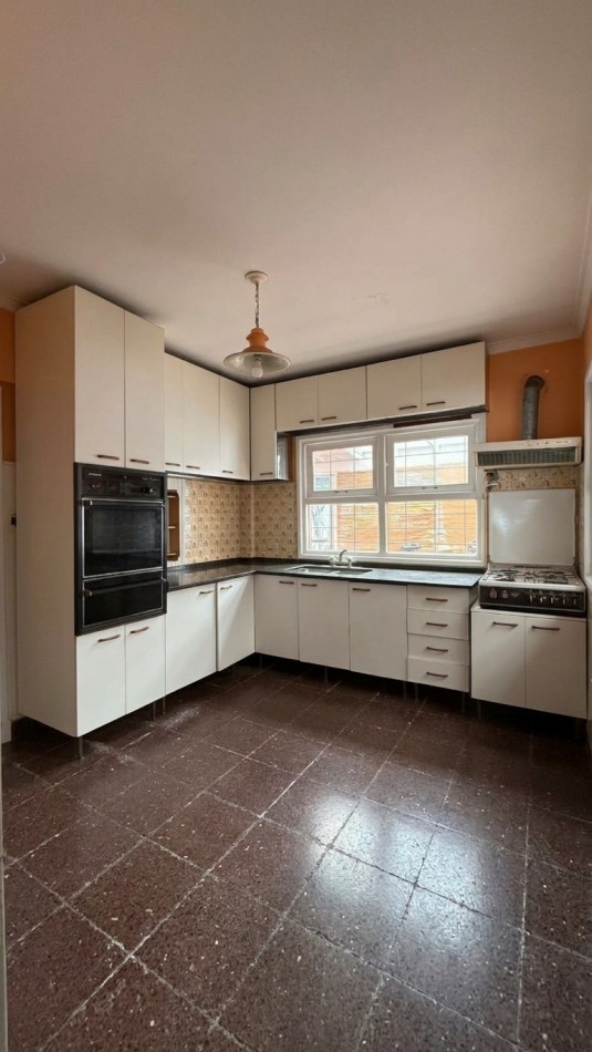Chalet 5 Ambientes con Garage, Quincho y Parque en barrio Chauvin