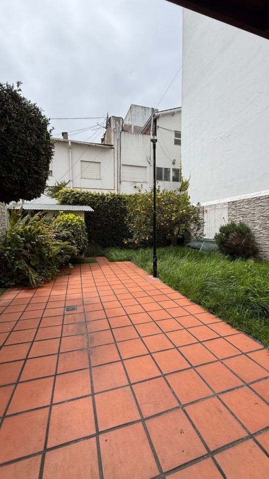 Chalet 5 Ambientes con Garage, Quincho y Parque en barrio Chauvin